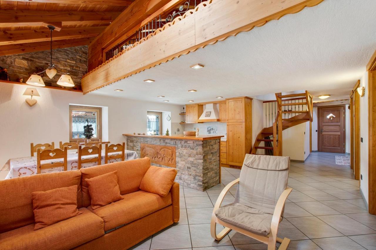 Chalet Vista Monte Bianco ลาซัลเล ภายนอก รูปภาพ